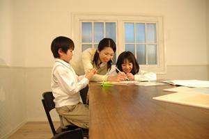 経験を積みながら保育士資格も取ることができます